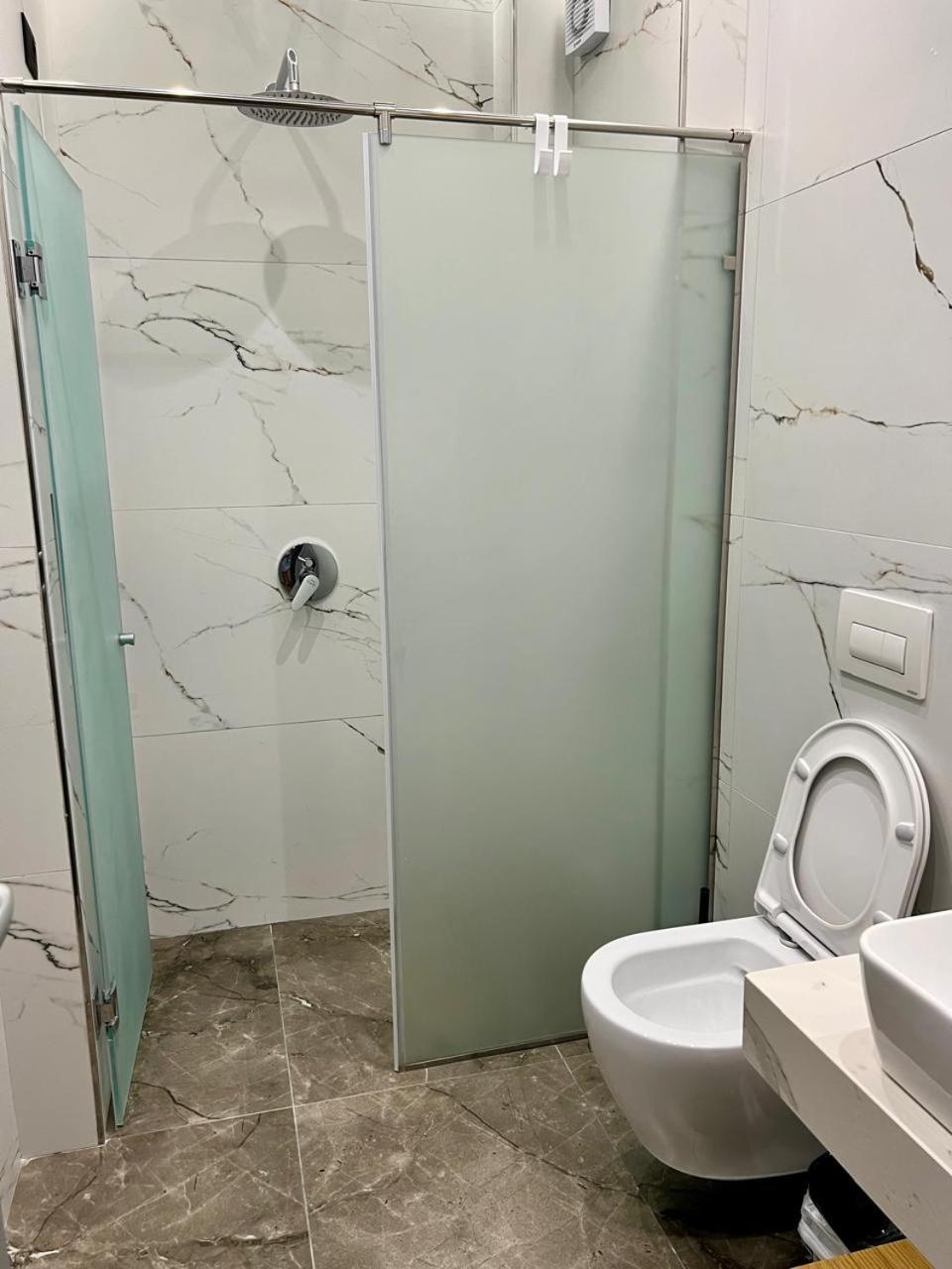Kaan Hotel Radhimë Buitenkant foto