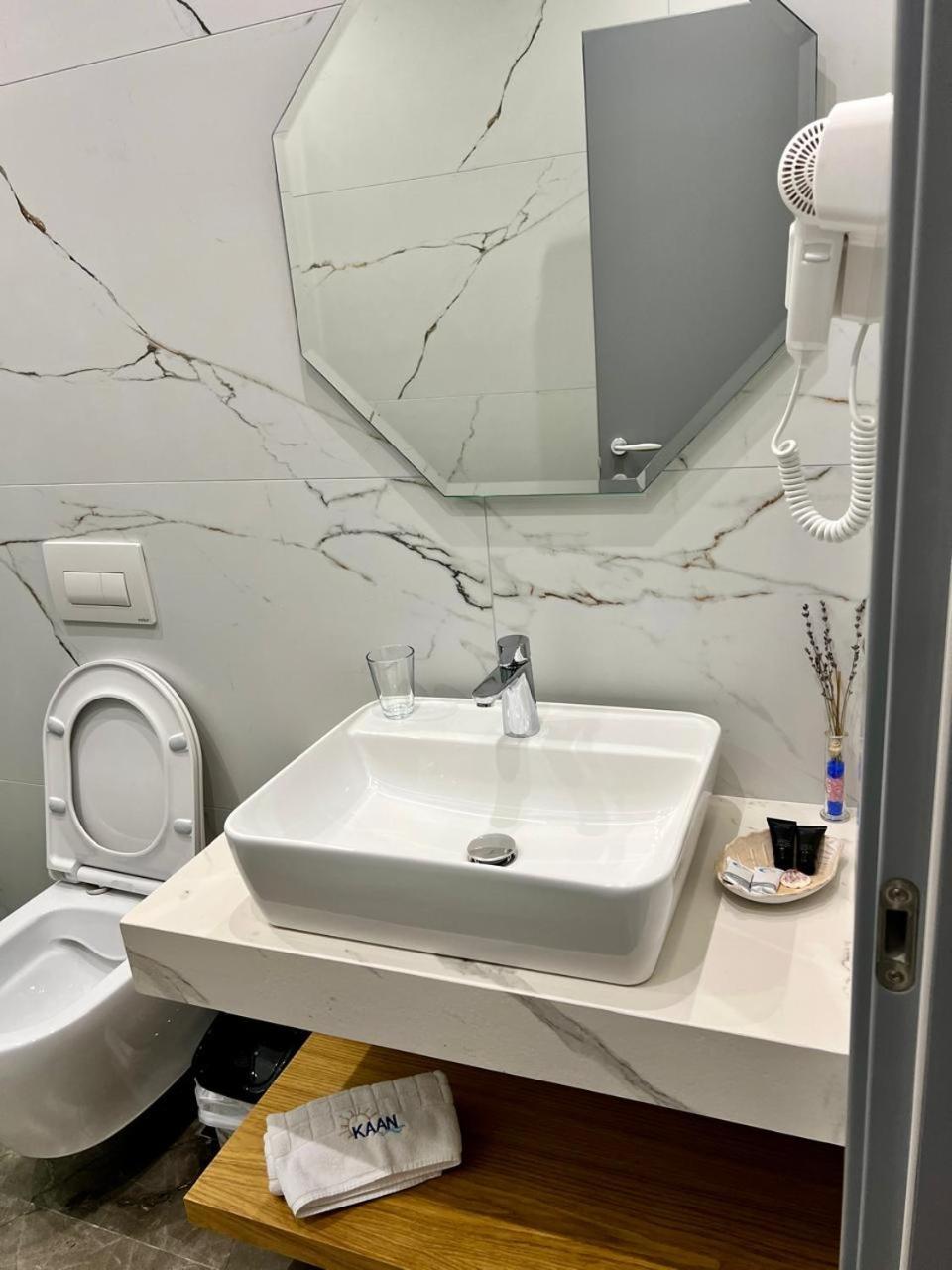 Kaan Hotel Radhimë Buitenkant foto